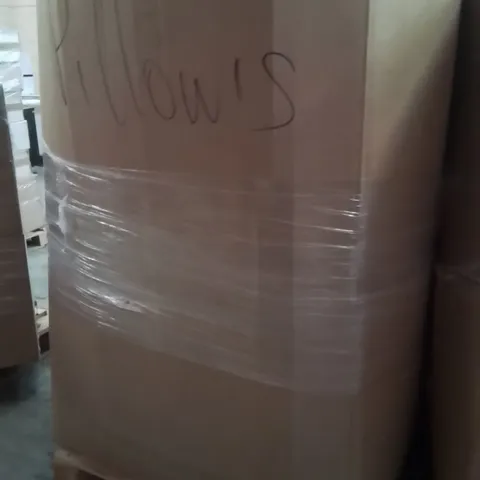 PALLET CONTAINING A LARGE QUANTITY OF PILLOWS