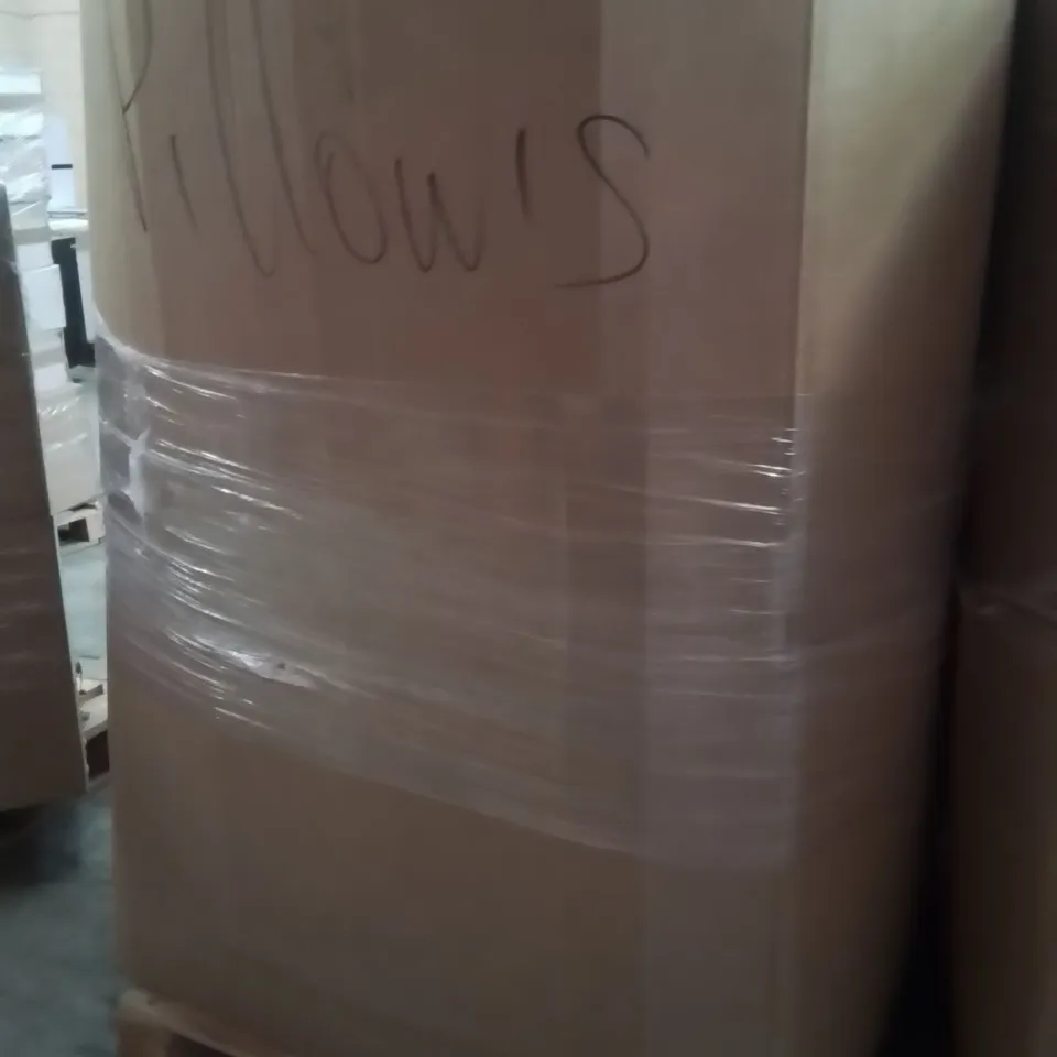 PALLET CONTAINING A LARGE QUANTITY OF PILLOWS