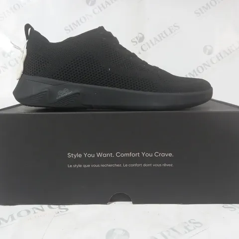 BOXED PAIR OF VIONIC ARRIVAL KNIT TRAINERS IN BLACK UK SIZE 8