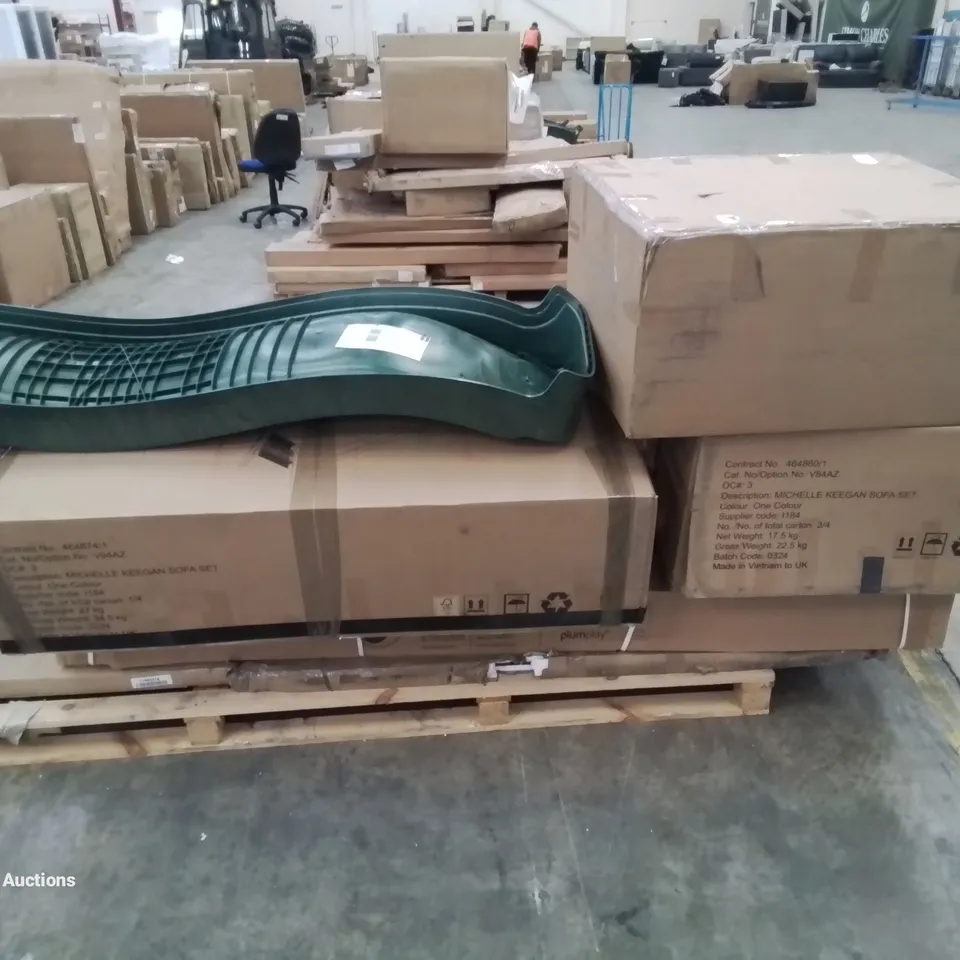 A PALLET OF VARIOUS FURNITURE PARTS AND GARDEN ITEMS