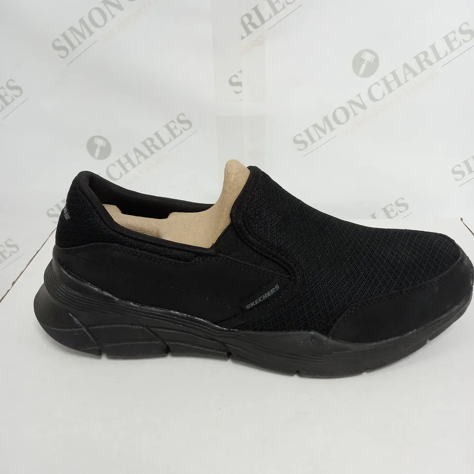 SKECHERS MEN'S RELAXED FIT MESH SLIP ON TRAINER - UK 8