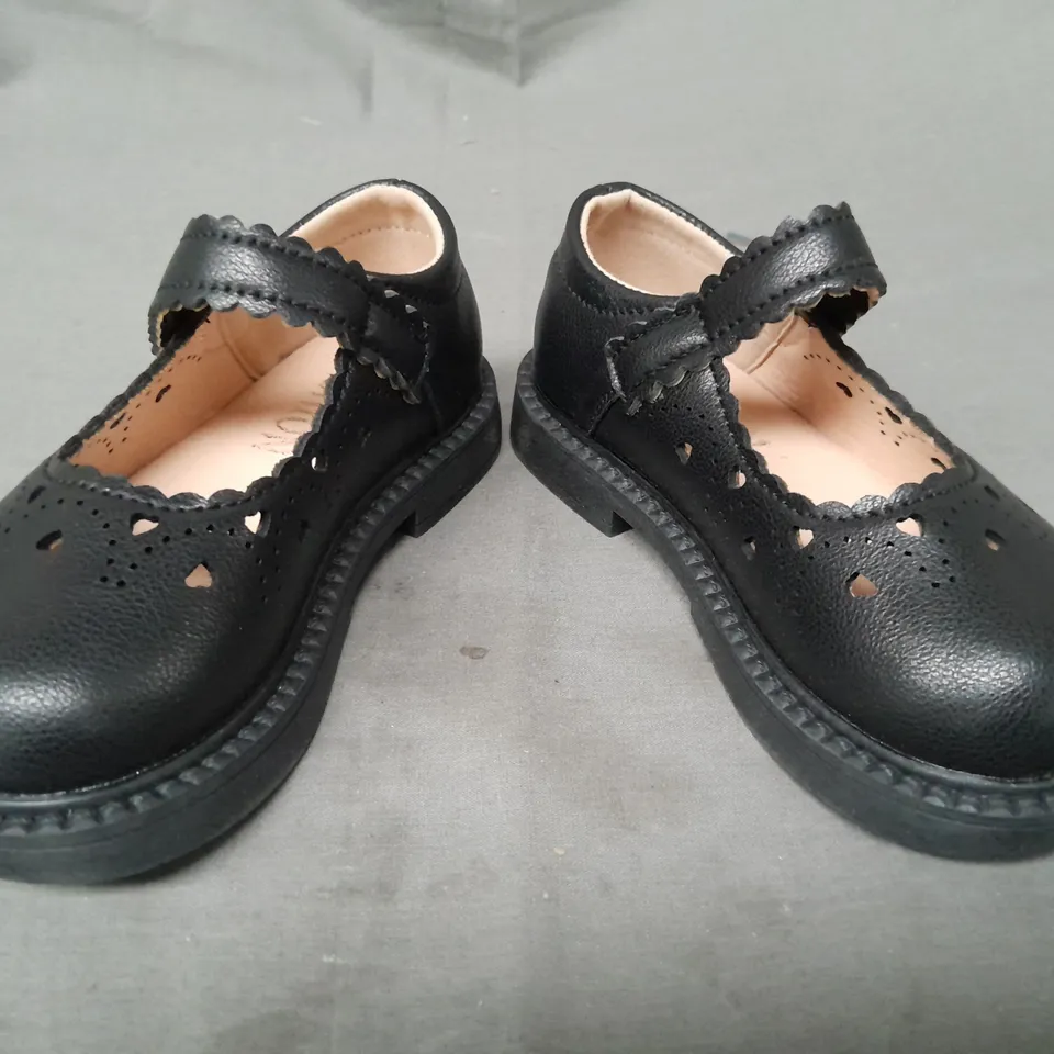 BOXED PAIR OF FASHION KID'S VELCRO STRAP SHOES IN BLACK EU SIZE 24-26