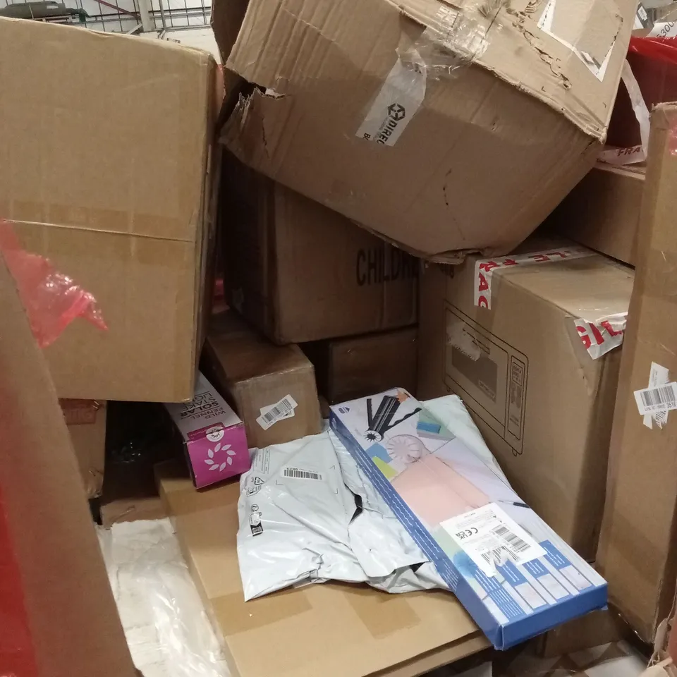 PALLET OF ASSORTED HOUSEHOLD GOODS AND PRODUCTS TO INCLUDE; TOILET SEAT, MINI FRIDGE, BLINDS ETC
