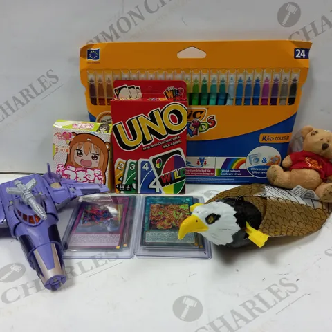 LARGE QUANTITY OF ASSORTED PRODUCTS TO INCLUDE; BIC KIDS PENS, MANCHESTER UNITED BAG BUDDY KEY RING, `MAGI THE GATHERING CARDS, PLAYING CARDS, BALLOONS AND TRANSFORMER FIGURE
