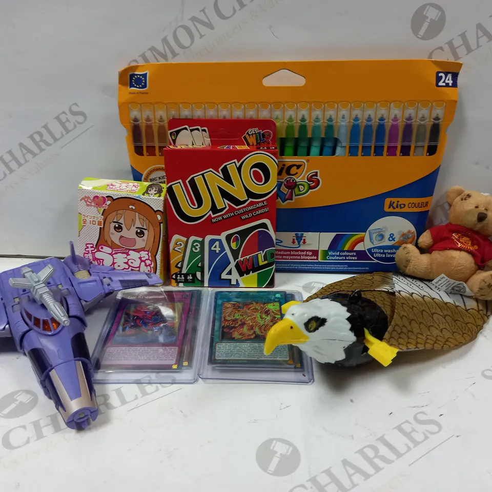 LARGE QUANTITY OF ASSORTED PRODUCTS TO INCLUDE; BIC KIDS PENS, MANCHESTER UNITED BAG BUDDY KEY RING, `MAGI THE GATHERING CARDS, PLAYING CARDS, BALLOONS AND TRANSFORMER FIGURE
