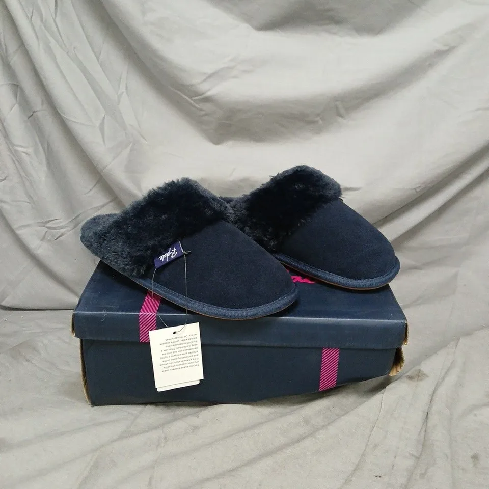 BOXED PAIR OF RYDALE NAVY FAUX-FUR LINED SLIPPERS  - SIZE 3-4