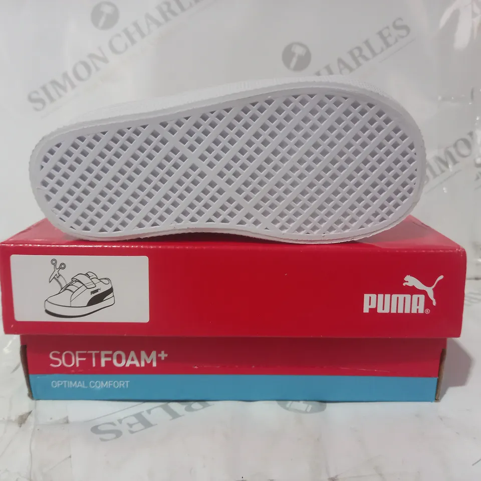 BOXED PAIR OF PUMA SMASH KIDS SHOES IN BLACK/WHITE UK SIZE 7