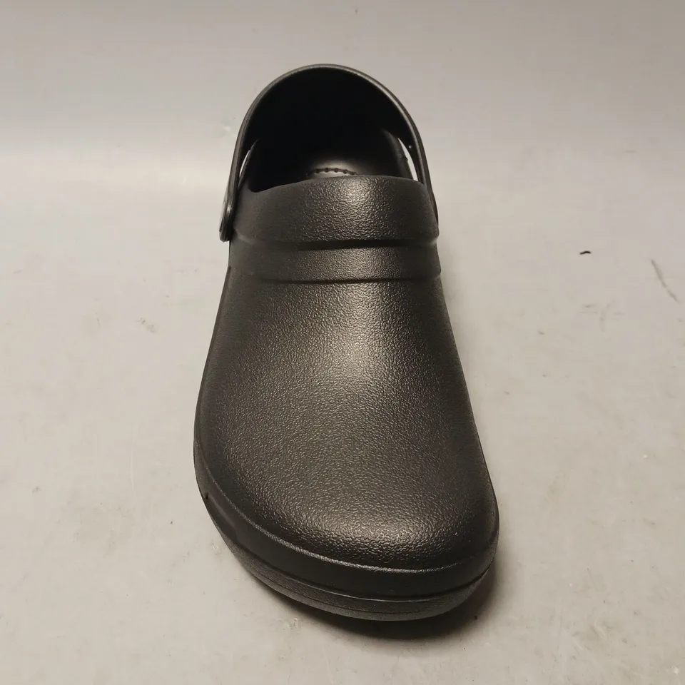 PAIR OF CROCS SPECIALIST II WORK CLOGS IN BLACK UK SIZE M9/W10