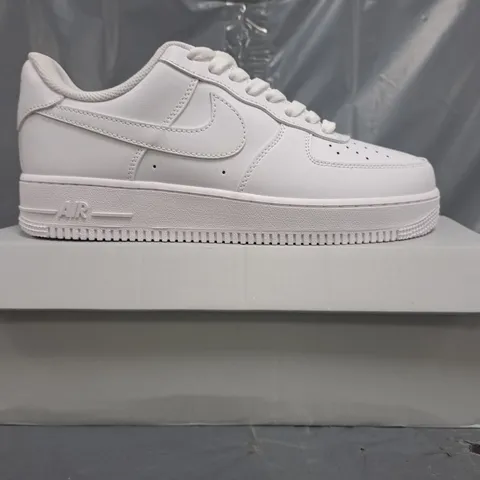 BOXED PAIR OF NIKE AIR FORCE 1 '07 SHOES IN WHITE SIZE UK 8