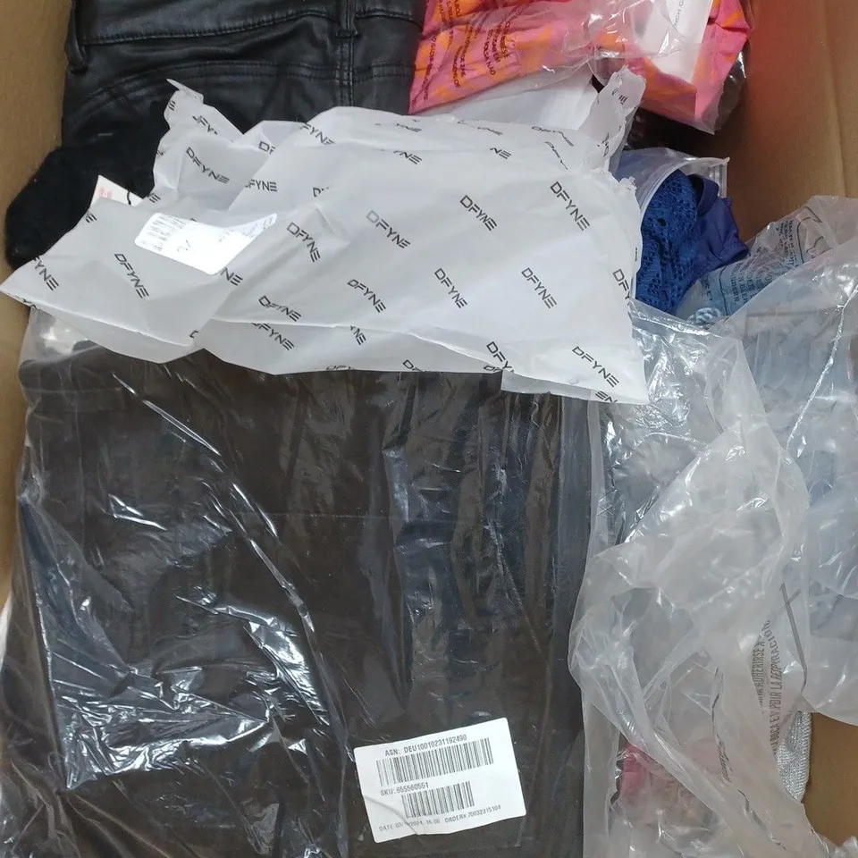 BOX OF APPROXIMATELY 25 ASSORTED CLOTHING ITEMS TO INCUDE - JEANS, T-SHIRT , SHORTS ETC 