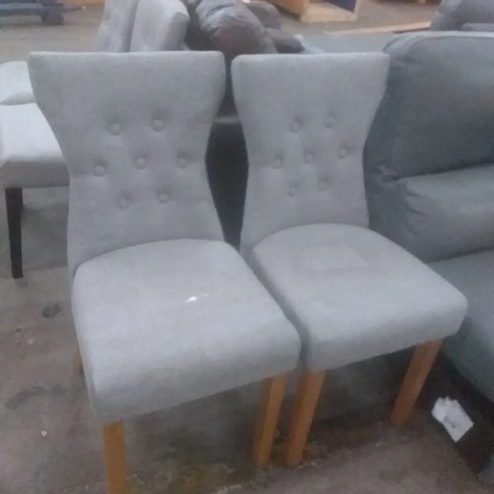 PAIR OF DESIGNER GREY FABRIC BUTTON BACK DINING CHAIRS WITH OAK EFFECT LEGS