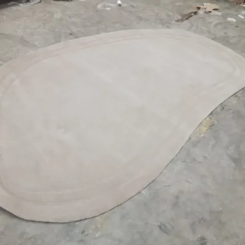 QUALITY DESIGNER AREA RUG - APPROXIMATELY 235X135CM
