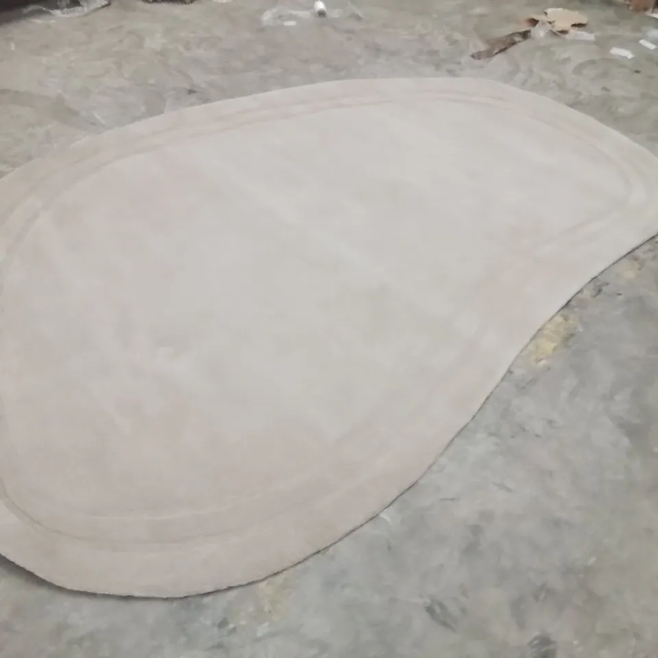 QUALITY DESIGNER AREA RUG - APPROXIMATELY 235X135CM