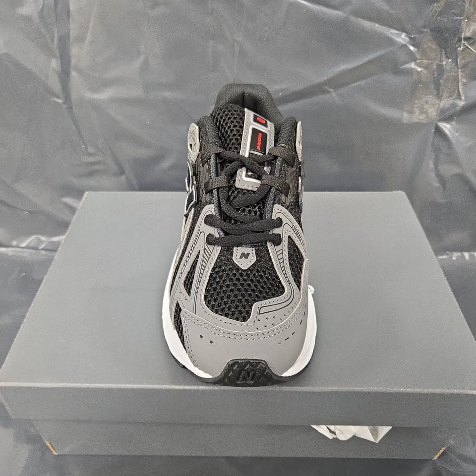 BOXED PAIR OF NEW BALANCE 1906R TRAINERS IN BLACK/GREY - UK 1