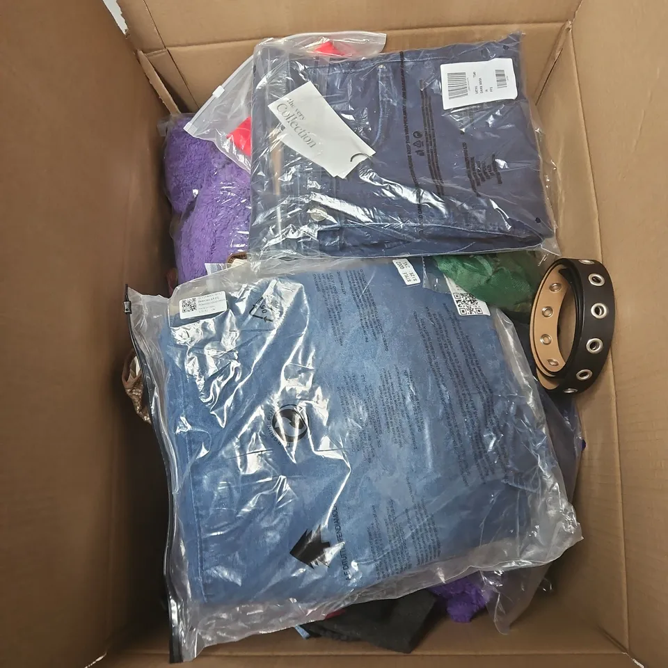BOX OF APPROXIMATELY 20 ASSORTED CLOTHING ITEMS TO INCLUDE JEANS, GREEN JUMPER, BLACK BELT ETC