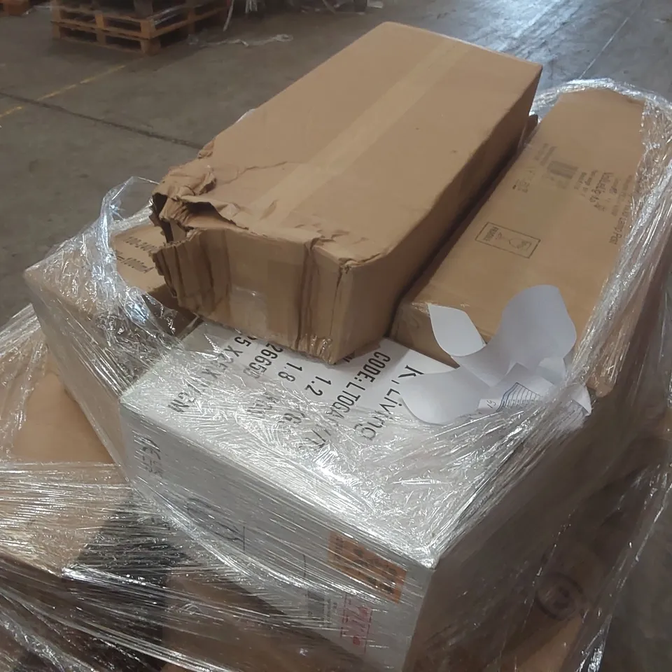 PALLET CONTAINING A VERY LARGE QUANTITY OF ASSORTED LIGHTING ITEMS