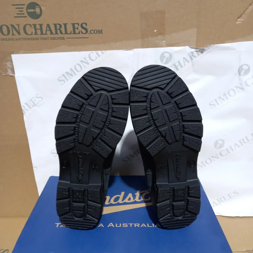 BOXED PAIR OF BLUDSTONE ELASTIC SIDED BOOTS SIZE 6