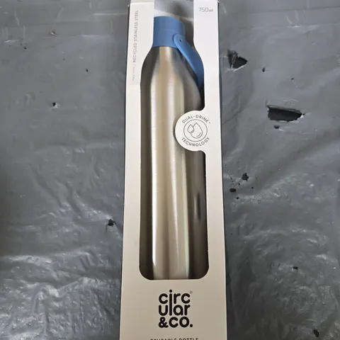 CIRCULAR & CO. REUSABLE BOTTLE β STAINLESS STEEL, 750ML, BLUE LID