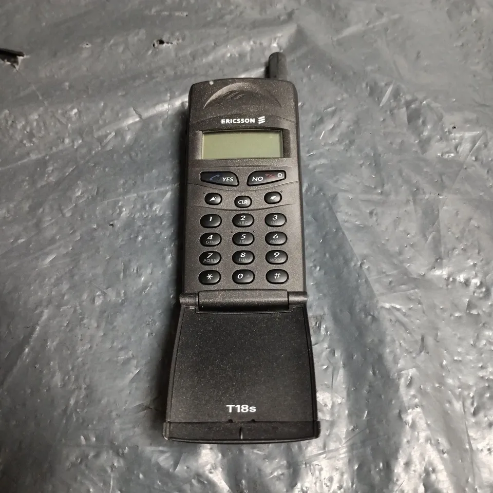 Ericsson T18s Flip Phone – Black