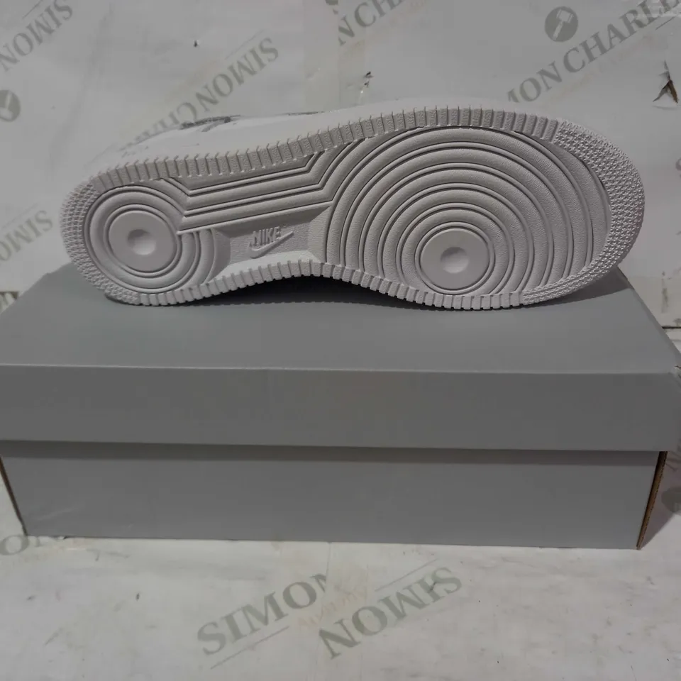BOXED PAIR OF NIKE AIR FORCE 1 SHOES IN WHITE W. DRAGON DESIGN UK SIZE 9.5