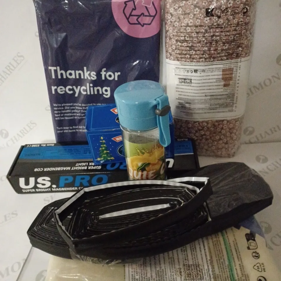 LOT OF APPROX 8 ASSORTED HOUSEHOLD ITEMS TO INCLUDE H&M HOME SINGLE DUVET COVER SET, MULTI FUNTION LED LIGHT, NOW.E FLASK BOTTLE ETC