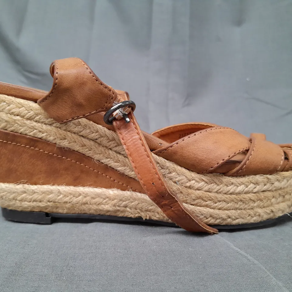 BOX OF APPROXIMATELY 10 PAIRS OF GENERATION OPEN TOE WEDGE SANDALS IN TAN - VARIOUS SIZES