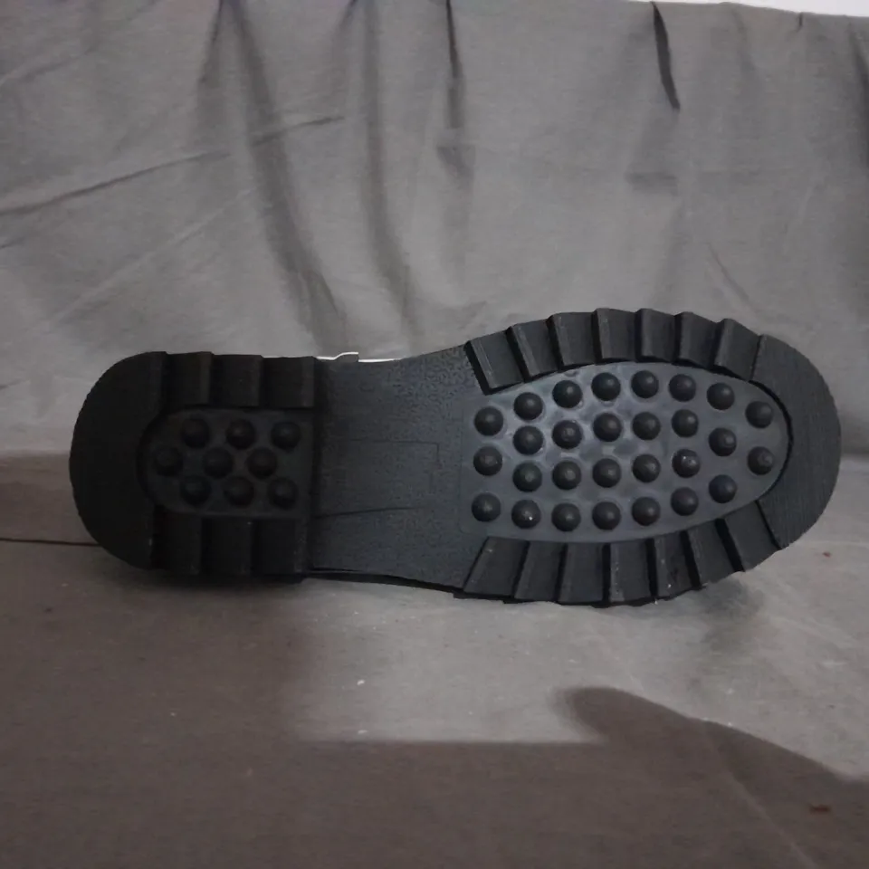 APPROXIMATELY 10 PAIRS OF SNOWY CREEK BLACK WINTER BOOTS IN SIZES 8, 10