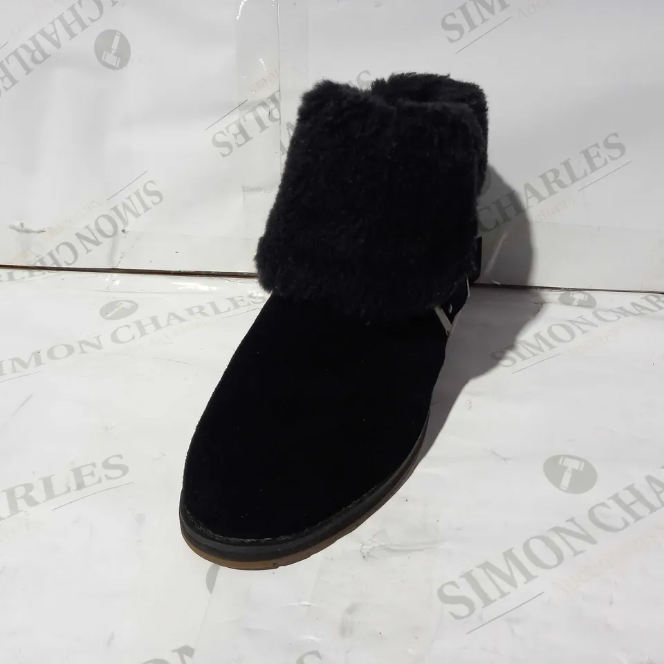BOXED PAIR OF EMU AUSTRALIA  "OXLEY" BLACK LEATHER BOOTS - UK SIZE 5