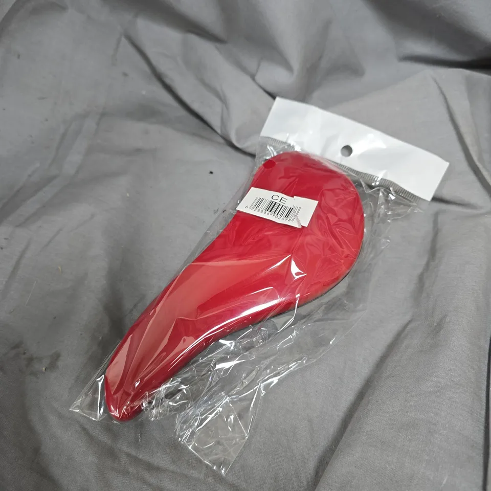 APPROXIMATELY 20 PLASTIC HAIRBRUSHES IN RED/BLACK