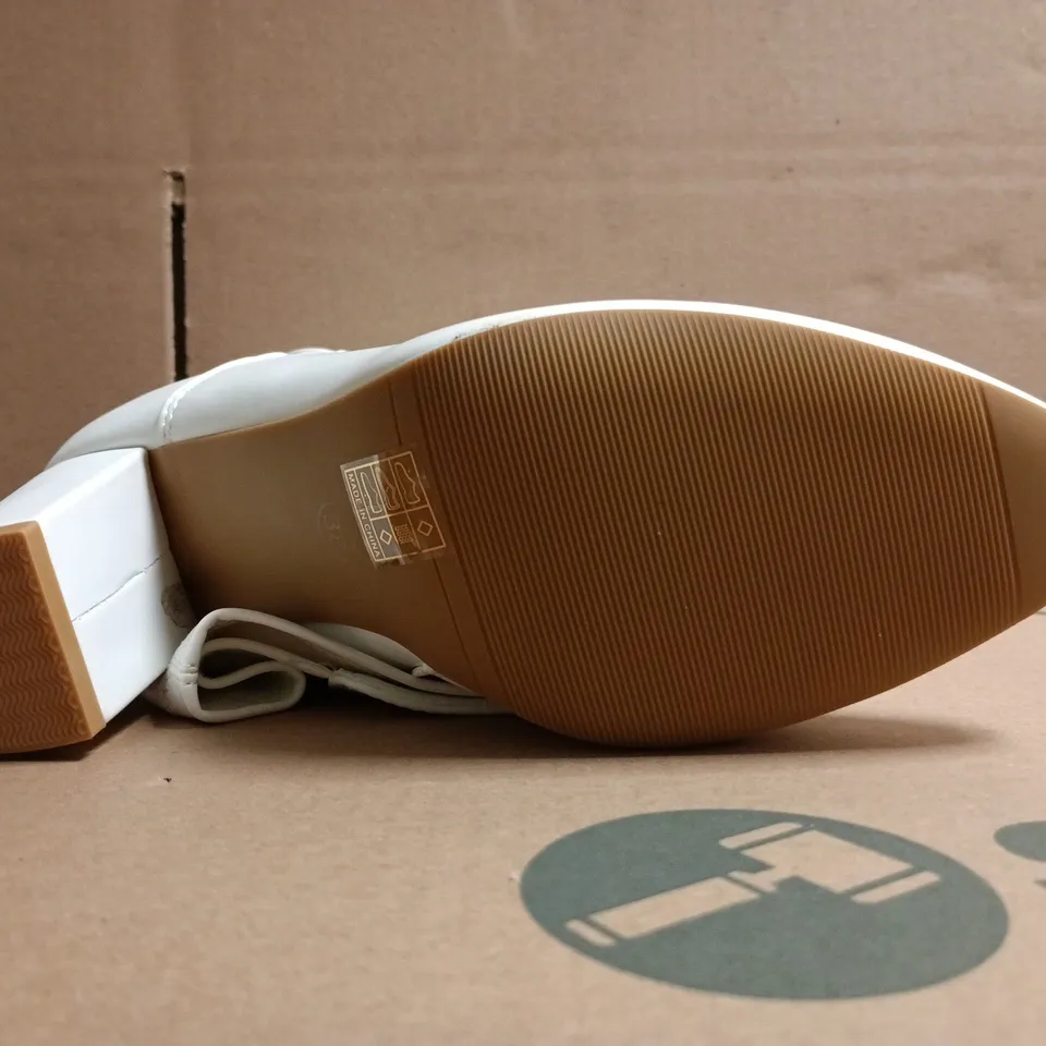 BOXED PAIR OF AJVANI COLLECTION KNEE-HIGH BLOCK HEEL BOOTS IN WHITE SIZE EU 38