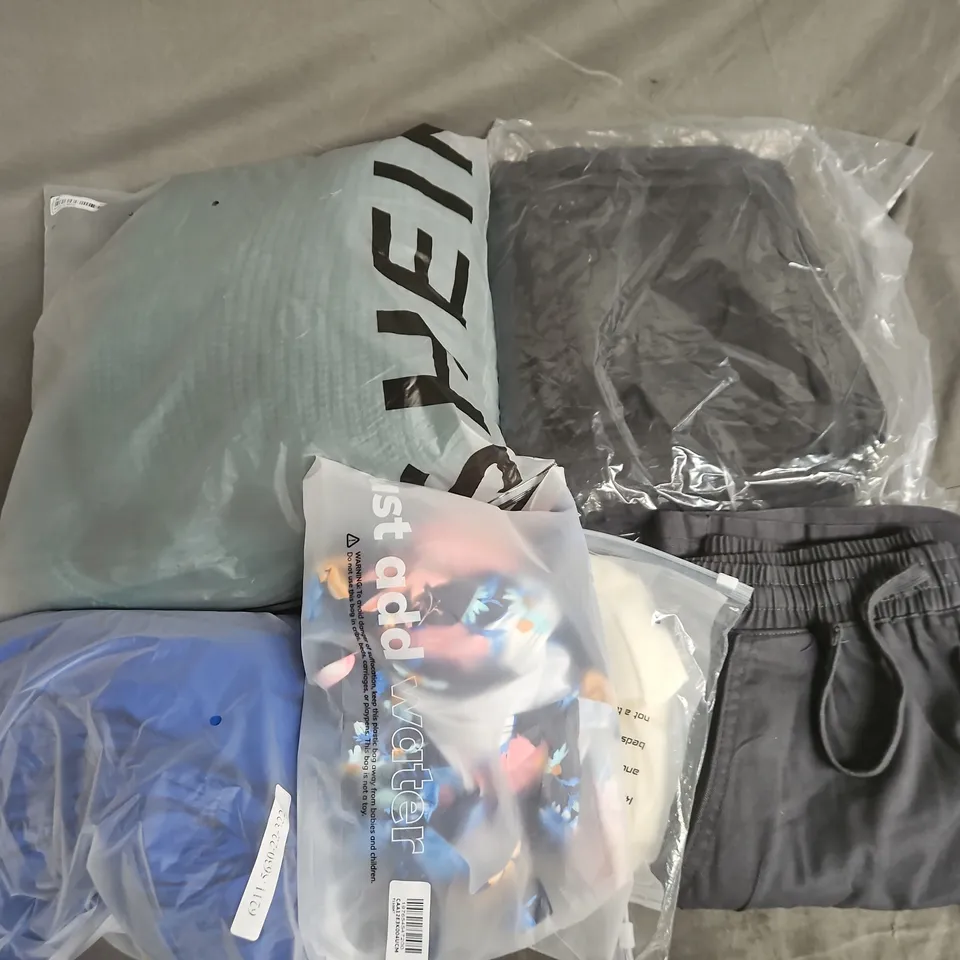 APPROXIMATELY 35 ASSORTED CLOTHING ITEMS IN VARIOUS SIZES, STYLES & COLOURS TO INCLUDE TOPS, SHORTS, DRESSES, ETC - COLLECTION ONLY