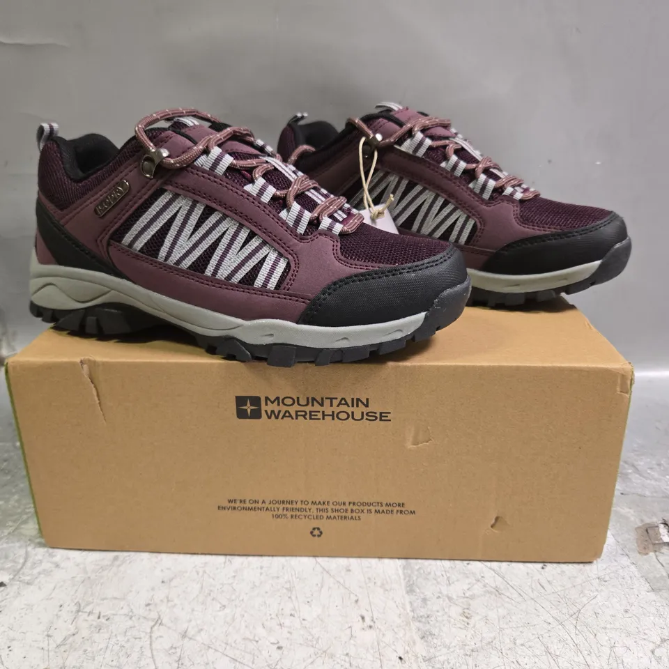 BOXED PAIR OF MOUNTAIN WAREHOUSE PATH WOMENS OUTDOOR WATERPROOF WALKING SHOES IN PURPLE SIZE UK 5