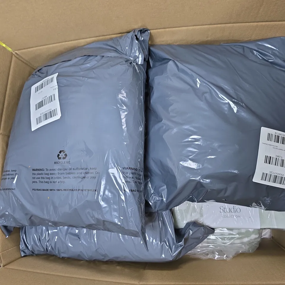 APPROXIMATELY 10 ASSORTED HOUSEHOLD ITEMS TO INCLUDE 6 PIECE TOWEL SET, CL KING SIZE DUVET SET, RASCHEL VELVET TOUCH THROW, ETC