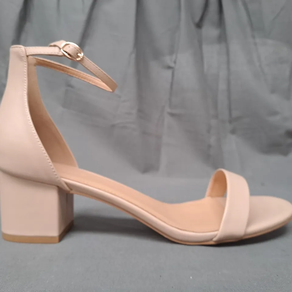 BOXED PAIR OF TRUFFLE COLLECTION WIDE FIT OPEN TOE BLOCK HEEL SANDALS IN NUDE SIZE 8