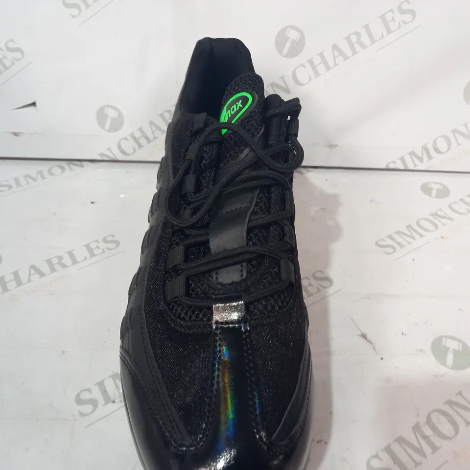 PAIR OF NIKE AIR MAX TRAINERS IN BLACK/GREEN EU SIZE 44