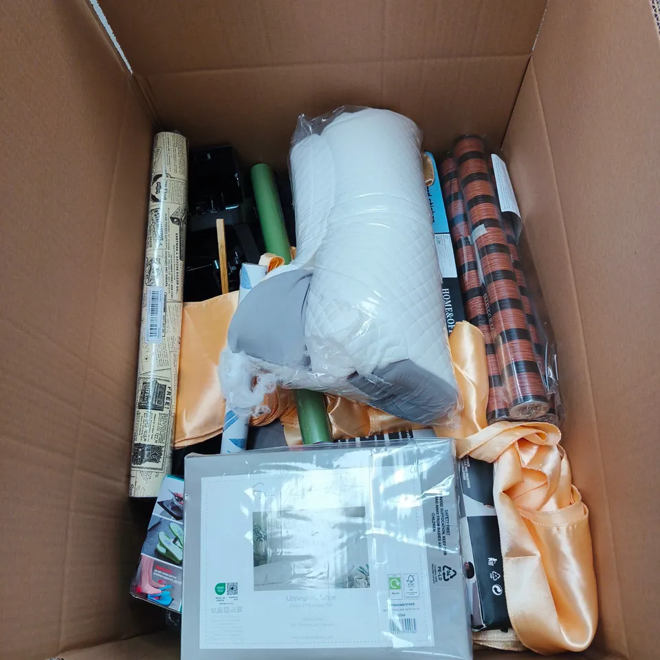 BOX OF APPROXIMATELY 20 ASSORTED ITEMS TO INCLUDE RAKU STEPPER, PILLOWCASE PAIR, SHELF AND DRAWER LINER ETC