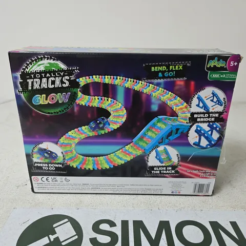 TOTALLY TRACKS GLOW STARTER RACE TRACK – 160 PIECES, LIGHT-UP CAR, BOXED