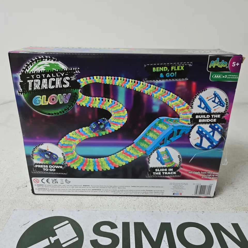 TOTALLY TRACKS GLOW STARTER RACE TRACK – 160 PIECES, LIGHT-UP CAR, BOXED