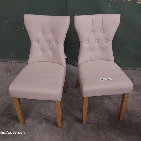 PAIR OF UPHOLSTERED BUTTONED BACK DINING CHAIRS NATURAL FABRIC ON NATURAL WOOD LEGS 