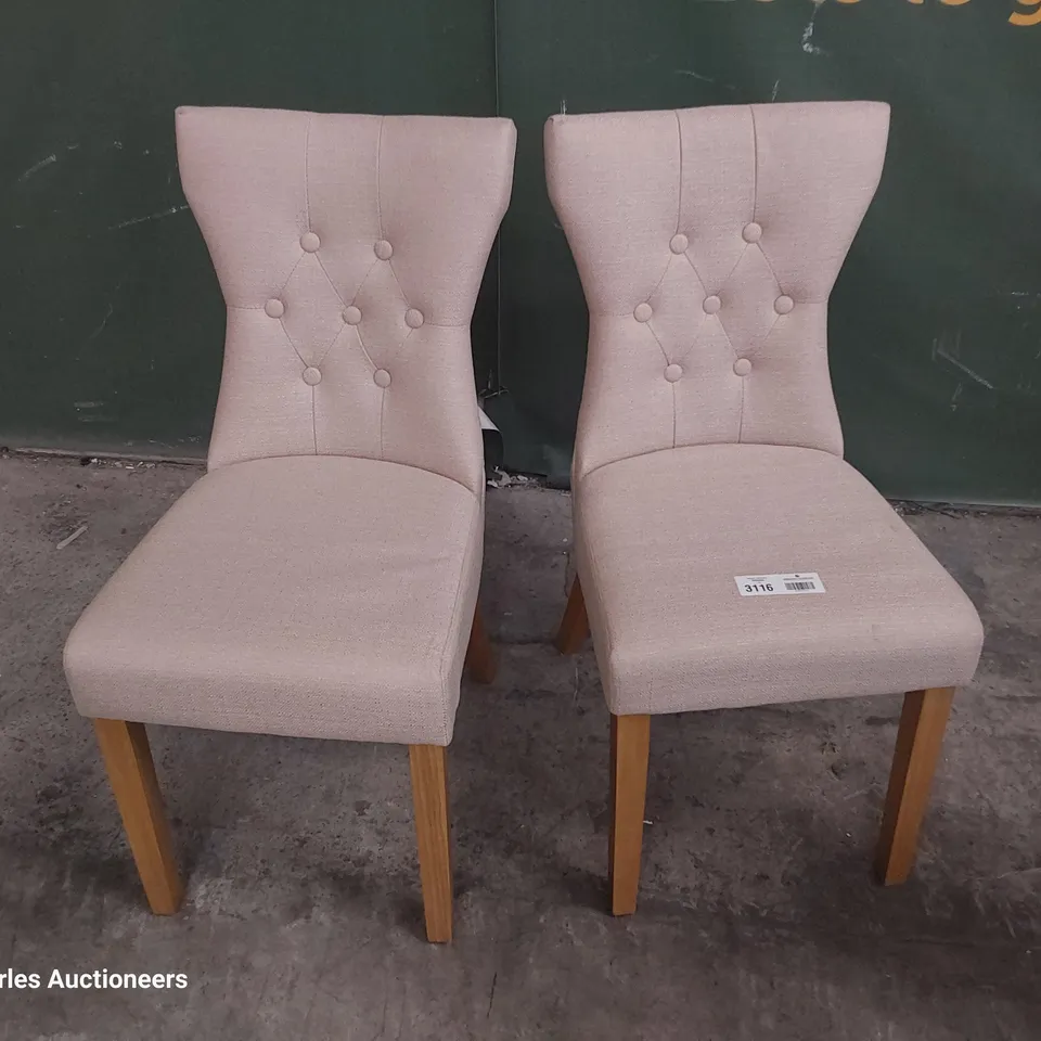PAIR OF UPHOLSTERED BUTTONED BACK DINING CHAIRS NATURAL FABRIC ON NATURAL WOOD LEGS 