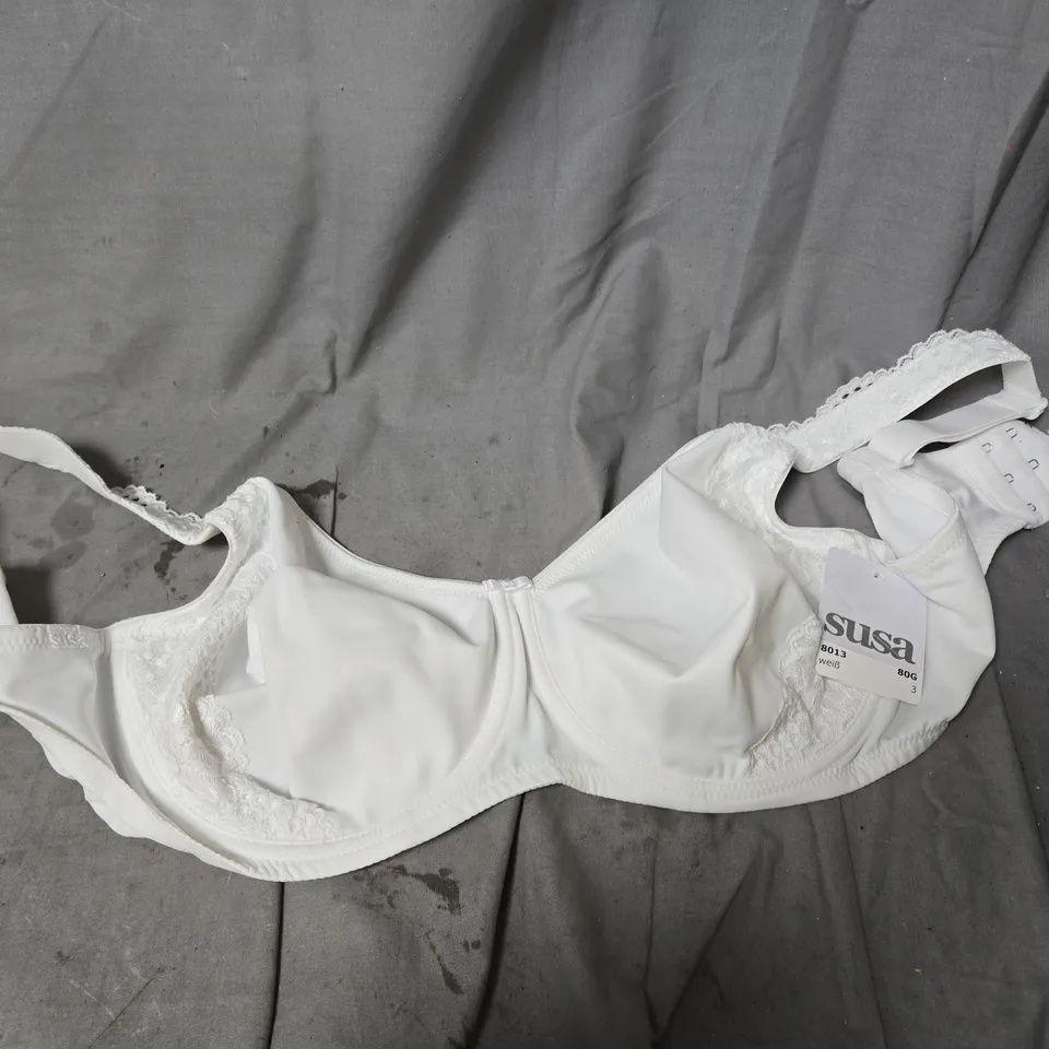 BOX OF APPROXIMATELY 20 ASSORTERD CLOTHING ITEMS INCLUDING SUSA BRAS (BLACK & WHITE) , GUY DE FRANCE BRA SIZE 34C , OSCALITO TEE SHIRT AND SILHOUETTE BRA