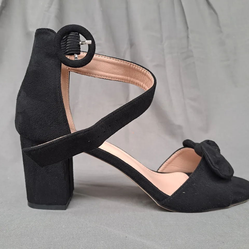 BOXED PAIR OF DESIGNER OPEN TOE BLOCK HEEL SANDALS IN BLACK EU SIZE 42