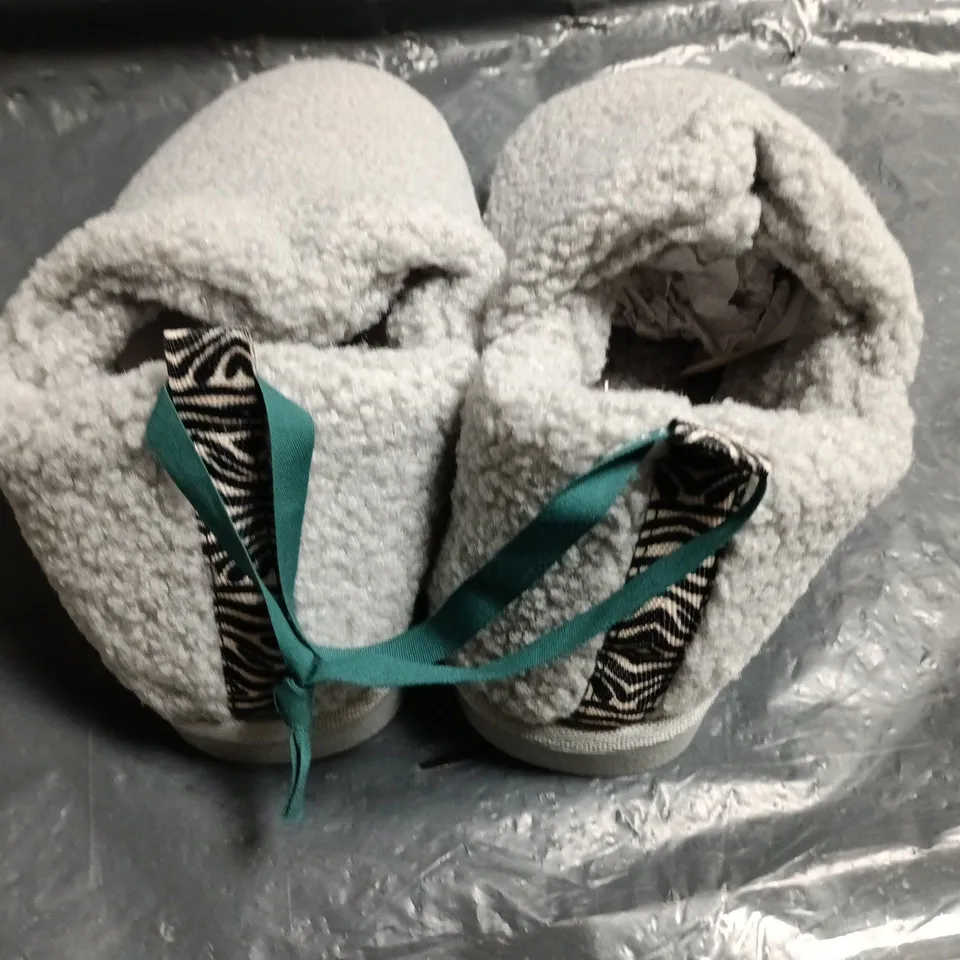 WHITE STUFF BORG SLIPPER BOOTIES IN GREY - UK  M