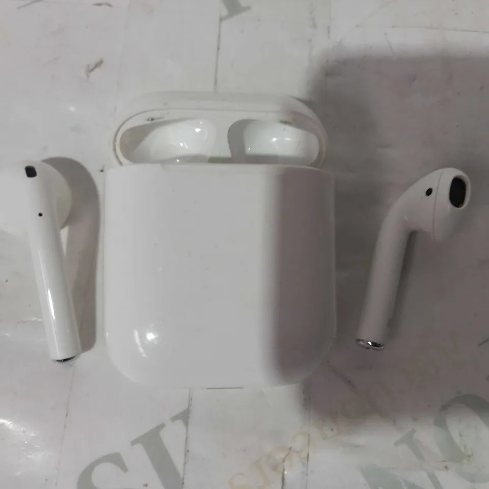 APPLE AIRPODS WITH CHARGING CASE
