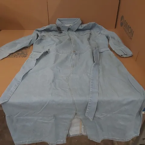 BOX CONTAINING APPROXIMATELY 9x BRAND NEW JD WILLIAMS LIGHT WASH DENIM SHIRT DRESSES - SIZE 22