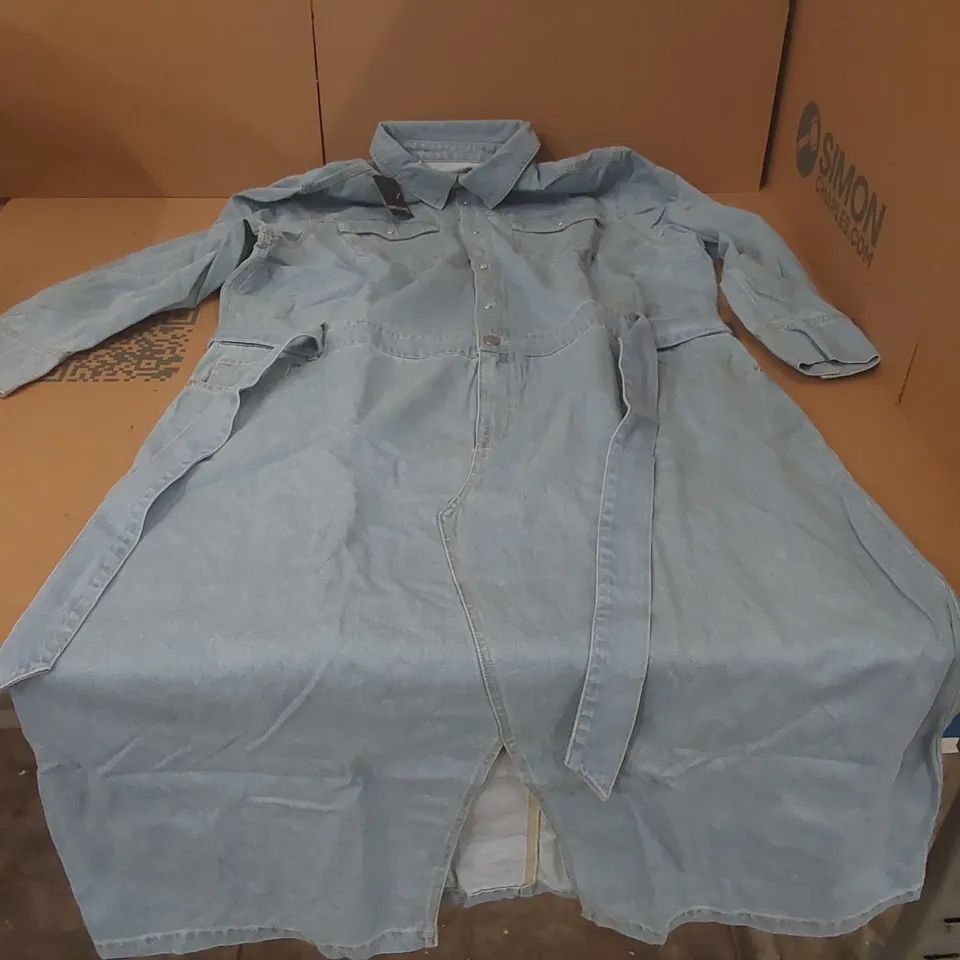 BOX CONTAINING APPROXIMATELY 9x BRAND NEW JD WILLIAMS LIGHT WASH DENIM SHIRT DRESSES - SIZE 22