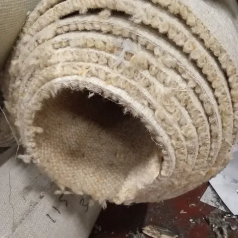 ROLL OF QUALITY HELVELLYN GLACIAL COVE CARPET // APPROX SIZE: 5 X 5.23m