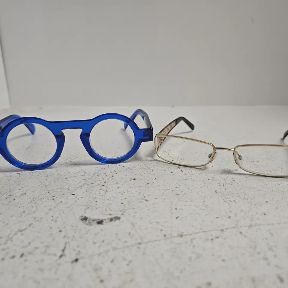 APPROXIMATELY 10 ASSORTED PAIRS OF GLASSES IN VARIOUS STYLES