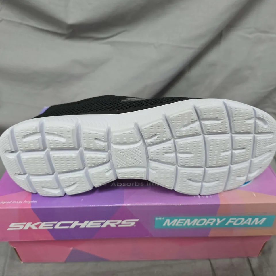 BOXED PAIR OF SKECHERS SUMMITS QUICK LAPSE TRAINERS IN BLACK - UK 5