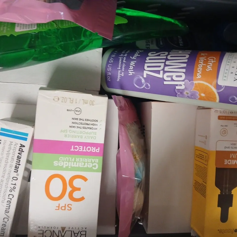 APPROXIMATELY 20 ASSORTED COSMETIC ITEMS INCLUDING VARIOUS MAKES AND BRANDS - COLLECTION ONLY
